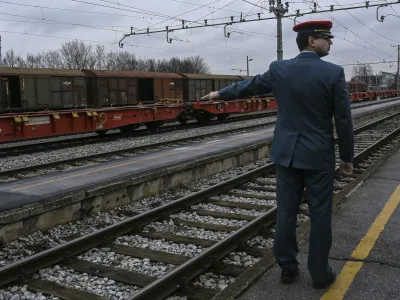 ﻿- prometnik - vlakovni odpravnik<br><br><br>﻿- 25.02.2016 - Slovenske železnice (SŽ) - odsluženi tovorni železniški vagoni SŽ, ki že leta stojijo na stranskih tirih železniške postaje Šentvid <br><br><br> <br>///FOTO: Jaka Gasar