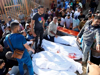 Mourners attend the funeral of Palestinians from Samour family, who were killed in Israeli strikes on their house, in Khan Younis in the southern Gaza Strip October 12, 2023. REUTERS/Ibraheem Abu Mustafa