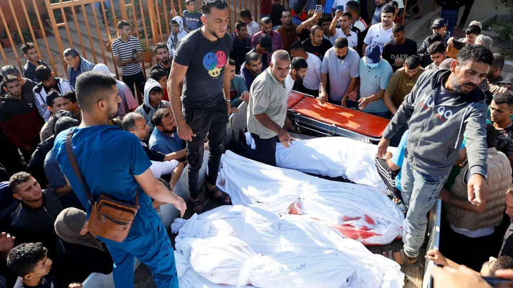 Mourners attend the funeral of Palestinians from Samour family, who were killed in Israeli strikes on their house, in Khan Younis in the southern Gaza Strip October 12, 2023. REUTERS/Ibraheem Abu Mustafa