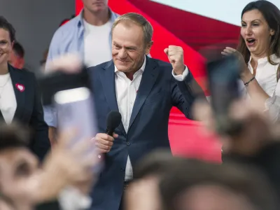 15 October 2023, Poland, Warsaw: Civic Coalition's leader Donald Tusk (C) speaks during the election night after the announcement of the first results of the 2023 Polish parliamentary election. Photo: Attila Husejnow/SOPA Images via ZUMA Press Wire/dpa