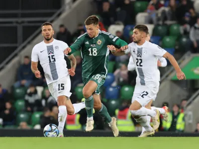 Soccer Football - Euro 2024 Qualifier - Group H - Northern Ireland v Slovenia - Windsor Park, Belfast, Northern Ireland - October 17, 2023 Northern Ireland's Brad Lyons in action with Slovenia's Adam Gnezda Cerin and Jan Mlakar REUTERS/Lorraine Osullivan