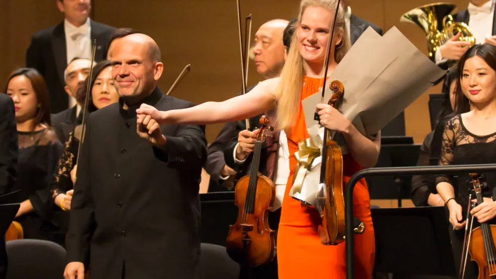 Violinistka Simone Lamsma letos na turneji po Kitajski z orkestrom Hong Kong Philharmonic in maestrom Jaapom van Zwednom, s katerim prihaja zdaj tudi v zlati abonma Cankarjevega doma. 