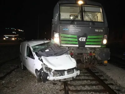 Na železniškem prehodu v Gornjem Lenartu v občini Brežice sta trčila vlak in avto. 