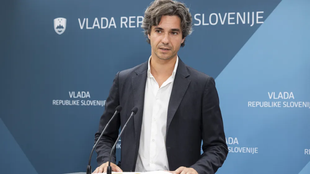 Ljubljana, vlada.<br>Novinarska konferenca po srecanju predsednika vlade Roberta Goloba s predstavniki humanitarnih organizacij, na katerem so govorili o nadaljnjih ukrepih za pomoc ljudem, ki so v vodni ujmi utrpeli skodo.<br>Minister za delo, druzino, socialne zadeve in enake moznosti Luka Mesec.