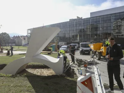 Spomenik izbrisanim- 23.10.2023 - Center Rog - Skupščina neuporabnic Centra Rog - spregovorili o domnevno spornem občinskem ravnanju pri gradnji in delitvi prostorov v Centru Rog; //FOTO: Luka Cjuha