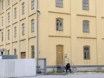 Na upravnih enotah uradniki dobivajo plačo, nižjo od minimalne, zato težko privabijo nove sodelavce in obdržijo stare. Na fotografiji stavba Tobačne, v kateri domuje oddelek za tujce UE Ljubljana. 