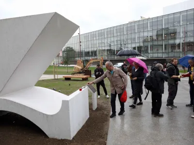 -- spomenik izbrisanim v obliki črke ć - <br><br>24.10.2023 – Center ROG – Park izbrisanih - razgrnitev obeležja izbrisanim, ki je nastal na pobudo Civilne iniciative izbrisanih aktivistov in Amnesty International Slovenija ob podpori Centra Rog;<br><br>//FOTO: Tomaž Skale<br>