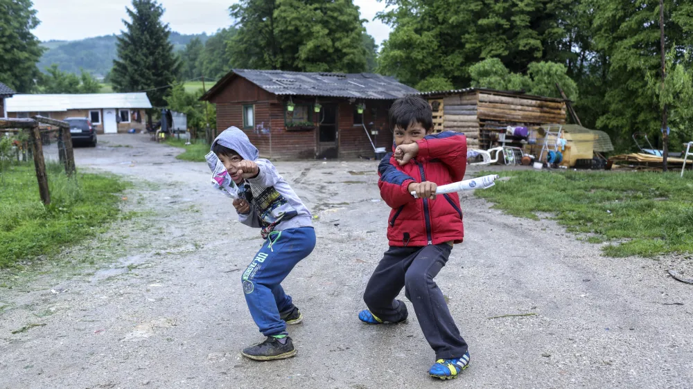 ﻿?- 12.05.2016 - Žabjak pri Novem Mestu - največje romsko naselje v Sloveniji v katerem živi okoli 650 Romov - romi<br><br><br>    //FOTO: Jaka Gasar