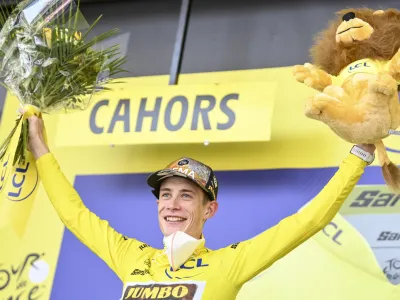 22 July 2022, France, Cahors: Danish cyclist Jonas Vingegaard of team Jumbo-Visma celebrates in the yellow jersey of leader in the overall ranking, after the nineteenth stage of the 109th edition of the Tour de France cycling race, 189km from Castelnau-Magnoac to Cahors. Photo: David Stockman/BELGA/dpa