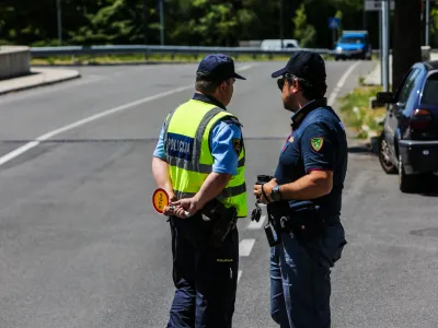 ﻿- slovensko-italijanska policijska patrulja – policija - 01.07.2019 – Sežana - nekdanji mejni prehod Lipica - Slovensko-italijansko mejo začeli nadzorovati mešane slovensko-italijanske policijske patrulje s ciljem zaustaviti nezakonite prehode meja //FOTO: Bojan Velikonja