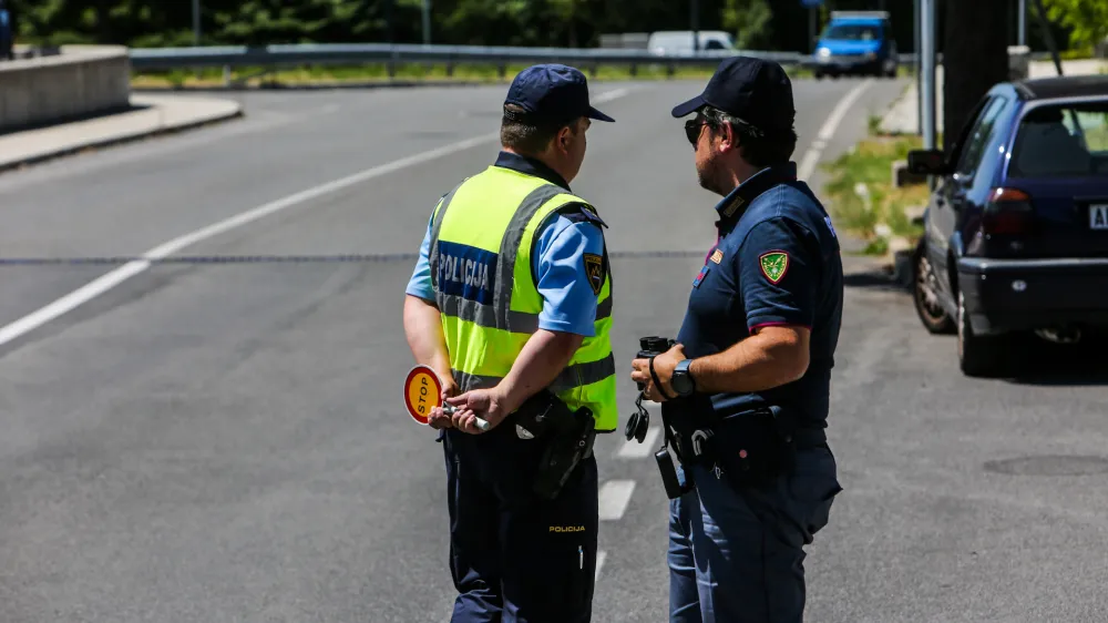 ﻿- slovensko-italijanska policijska patrulja – policija - 01.07.2019 – Sežana - nekdanji mejni prehod Lipica - Slovensko-italijansko mejo začeli nadzorovati mešane slovensko-italijanske policijske patrulje s ciljem zaustaviti nezakonite prehode meja //FOTO: Bojan Velikonja