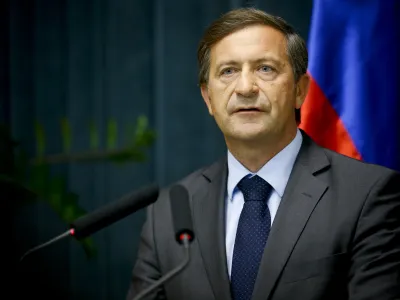 Ljubljana, MZZ. Zunanji minister Karl Erjavec je dal izjavo za medije o odlocitvi Evropskega sodisca za clovekove pravice v Strasbourgu glede varcevalcev LB ter o aktivnostih, povezanih s poplavljanjem voda v Sloveniji in sodelovanju z Avstrijo na tem podrocju. Foto: Stanko Gruden/STA