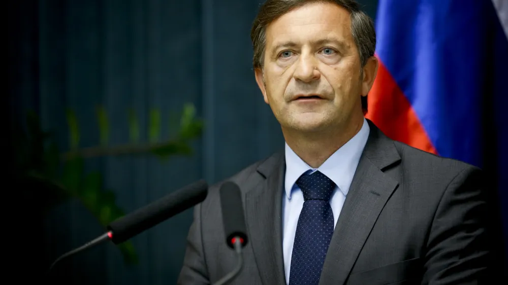 Ljubljana, MZZ. Zunanji minister Karl Erjavec je dal izjavo za medije o odlocitvi Evropskega sodisca za clovekove pravice v Strasbourgu glede varcevalcev LB ter o aktivnostih, povezanih s poplavljanjem voda v Sloveniji in sodelovanju z Avstrijo na tem podrocju. Foto: Stanko Gruden/STA