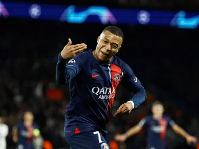 Nogometaš PSG Kylian Mbappe je načel mrežo Milana in s tem začel potop italijanskega moštva v Parizu. Foto: Reuters