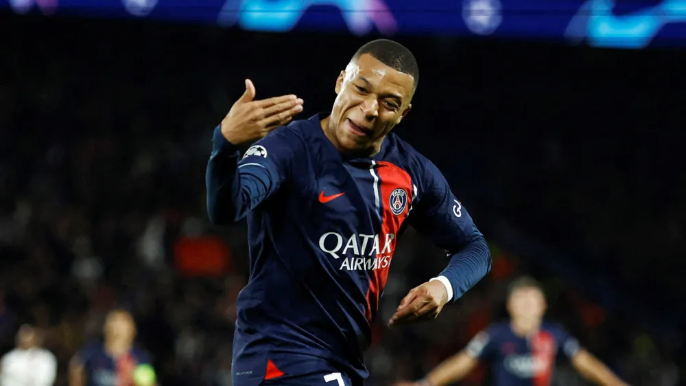 Nogometaš PSG Kylian Mbappe je načel mrežo Milana in s tem začel potop italijanskega moštva v Parizu. Foto: Reuters