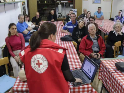 - oživljanje - avtomatski zunanji defibrilator AED -- 14.04.2022 – Šmarno ob Paki – brezplačni obnovitveni tečaj prve pomoči v sodelovanju z Rdečim križem Slovenije ob podpori mednarodne avtomobilistične zveze FIA, /FOTO: Jaka Gasar