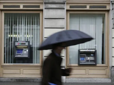 bankomat - Kresija – Adamič Lundrovo nabrežje - dežnik/ FOTO: Luka CjuhaOPOMBA: ZA OBJAVO V ČASOPISU DNEVNIK