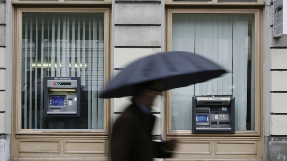 bankomat - Kresija – Adamič Lundrovo nabrežje - dežnik/ FOTO: Luka CjuhaOPOMBA: ZA OBJAVO V ČASOPISU DNEVNIK