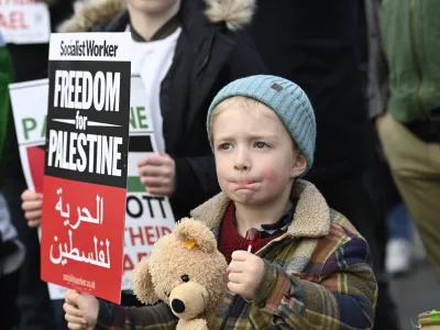 28 October 2023, United Kingdom, Edinburgh: Protesters hold placards during a Scottish Palestine Solidarity Campaign demonstration. Photo: Lesley Martin/PA Wire/dpa