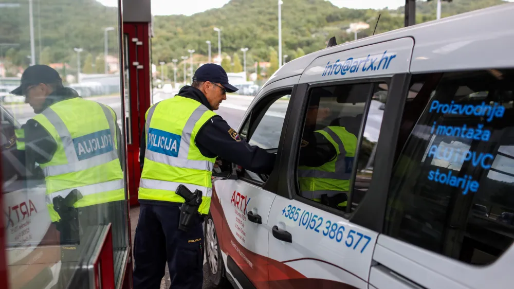 - mejni prehod Dragonja - slovensko-hrvaška meja- policija izvaja selektivni nadzor za vse, ki vstapojo iz Hrvaške. - 2110.2023 – ponovni začasni nadzor na mejnih prehodih - uvedba deset dnevnega nadzora na mejah s Hrvaško in Madžarsko - 12 kontrolnih točk na hrvaški in dve na madžarski meji - //FOTO: Bojan Velikonja