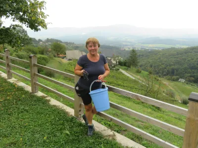 Nana Oman pravi, da ni kupila velike hiše, pač pa čudovit razgled, mir in svež zrak. 