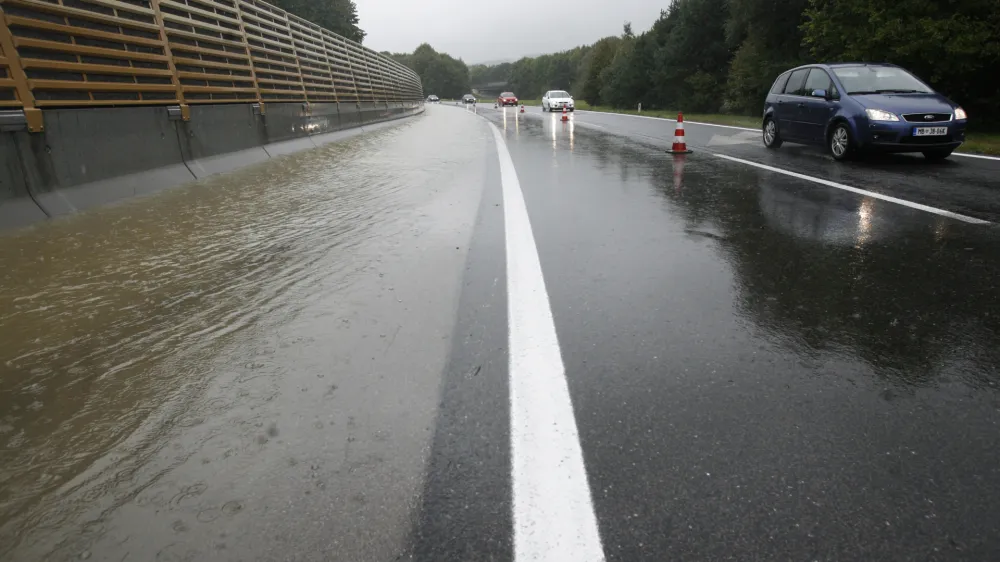 avtocesta Kozarje<br><br><br>- Poplave 2010 - močno jesensko deževje v Ljubljan - <br><br>/FOTO: Matej Povše