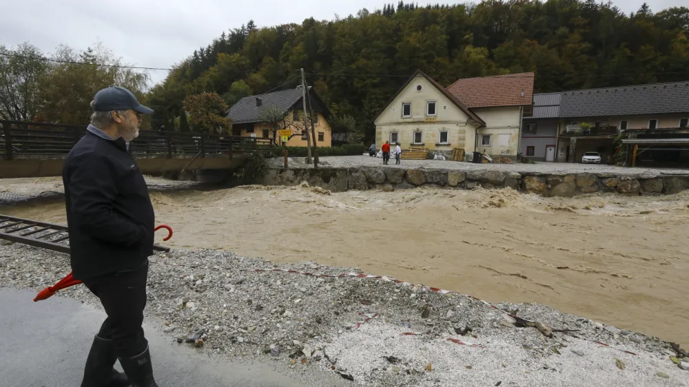 Stahovica - Kamniška bistrica- 27.10.2023 – rdeče vremensko opozorilo na območju severozahodne in jugozahodne Slovenije – neurje, intenzivne padavine – poplave, proženje zemeljskih plazov, //FOTO: Luka Cjuha