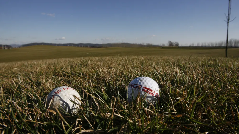 Golf igrišče Trnovo Ljubljana - med ljubljanskim avtosejmom in južno ljubljansko obvoznico zgrajeno na ljubljanski deponiji - odlagališče preurejeno v igrišče za golf primer dobre prakse spreminjanja degradiranih površin v prebivalcem nemoteče območje. <br><br><br>//FOTO: Matej Povše<br>OPOMBA: ZA OBJAVO V PRILOGI – DNEVNIKOV OBJEKTIV - REPORTAŽA