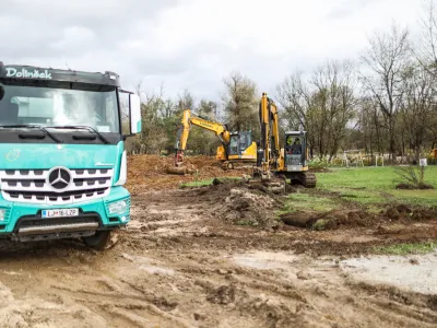 - Gradnja nasipa ob reki Savi za protipoplavno zaščito Sneberij.- 03.11.2023.- Priprave na poplave v naselju Snebersko nabrežje v Ljubljani.//FOTO: Bojan Velikonja