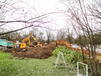 - Gradnja nasipa ob reki Savi za protipoplavno zaščito Sneberij.- 03.11.2023.- Priprave na poplave v naselju Snebersko nabrežje v Ljubljani.//FOTO: Bojan Velikonja