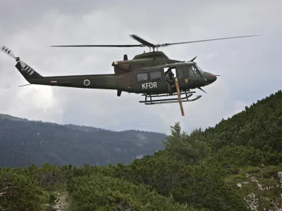 helikopter SV - Bell 412<br><br><br>- planina Rzenik- Konj - Presedljaj, markacisti - markiranje planinskih in gorskih poti,  //FOTO: Jaka AdamičOPOMBA: ZA OBJAVO V PRILOGI – DNEVNIKOV OBJEKTIV - REPORTAŽA 2011