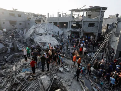 Palestinians search for casualties, at the site of Israeli strikes on houses, amid the ongoing conflict between Israel and Palestinian Islamist group Hamas, at the Magazi Refugee Camp, in central Gaza Strip, November 5, 2023. REUTERS/Mohammed Salem