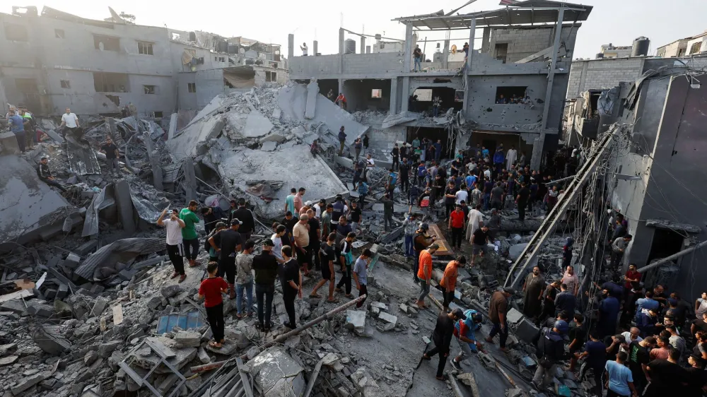 Palestinians search for casualties, at the site of Israeli strikes on houses, amid the ongoing conflict between Israel and Palestinian Islamist group Hamas, at the Magazi Refugee Camp, in central Gaza Strip, November 5, 2023. REUTERS/Mohammed Salem