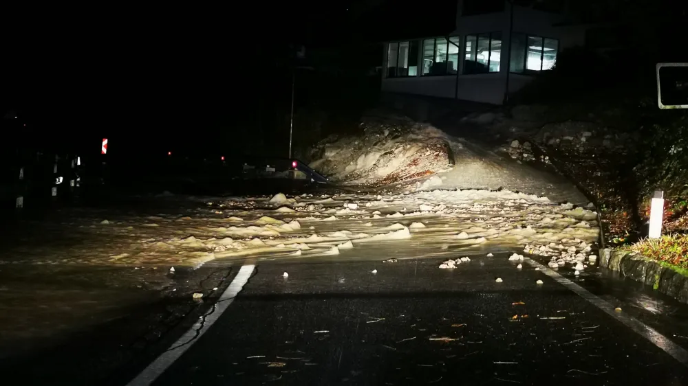 Idrija.<br>Posledice po nocnem neurju v obcini Idrija.<br>Poplavljen odsek ceste Tolmin-Sodnja Idrija.<br>Foto: poveljnik CZ obcine Idrija Bostjan Brelih