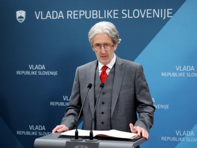 Ljubljana, vlada.<br>Novinarska konferenca na kateri je vodja vladne sluzbe za obnovo po poplavah Bostjan Sefic predstavil kratek pregled opravljenega dela v zadnjih dveh mesecih in nekatere kljucne naloge v prihodnjih mesecih, sodelovala je tudi direktorica Direkcije RS za vode Neza Kodre, ki je predstavila spletni pregledovalnik delovisc na vodotokih po poplavah avgusta 2023.