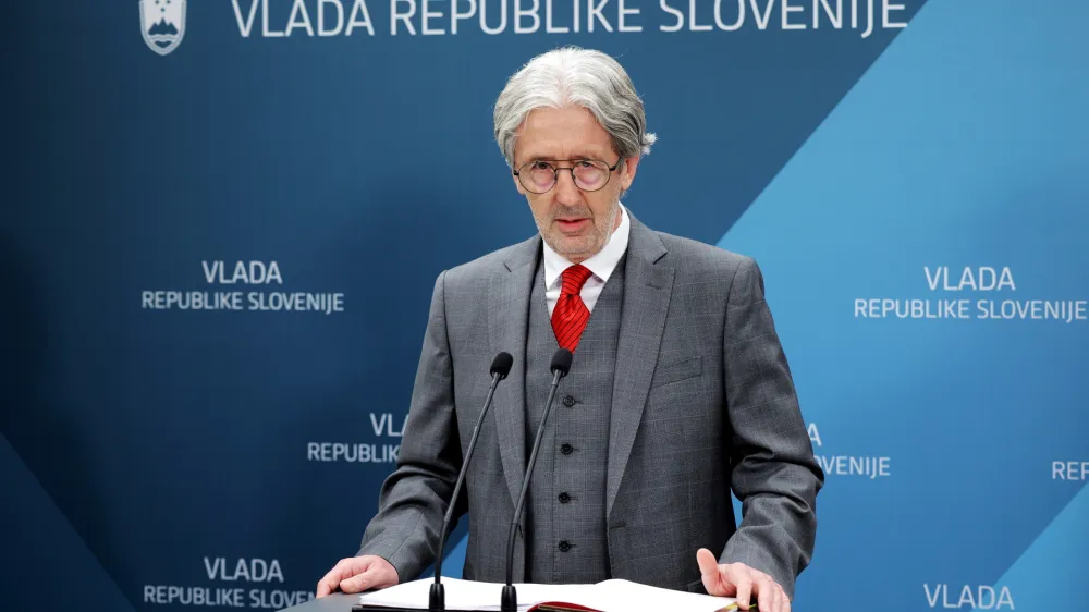 Ljubljana, vlada.<br>Novinarska konferenca na kateri je vodja vladne sluzbe za obnovo po poplavah Bostjan Sefic predstavil kratek pregled opravljenega dela v zadnjih dveh mesecih in nekatere kljucne naloge v prihodnjih mesecih, sodelovala je tudi direktorica Direkcije RS za vode Neza Kodre, ki je predstavila spletni pregledovalnik delovisc na vodotokih po poplavah avgusta 2023.