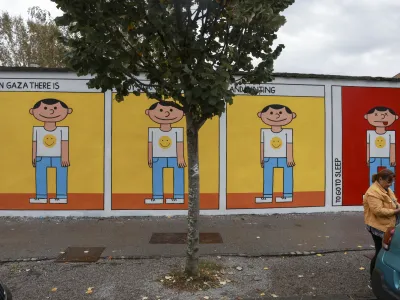 Mural na zidu Metelkove Deček iz Gaze je delo v Berlinu živečega libanonskega umetnika Mazena Kerbaja 