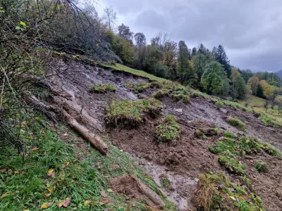 Kobarid.<br>V vasi Kosec v obcini Kobarid se je sprozil zemeljski plaz.<br>Foto: CZ Obcine Kobarid