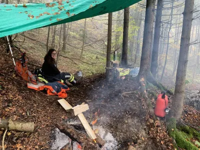  Stražarska točka gasilcev PGD Kamniška Bistrica, ki bdijo nad stanjem plazu Blate. F Aljaž Romšak/kamnik.info