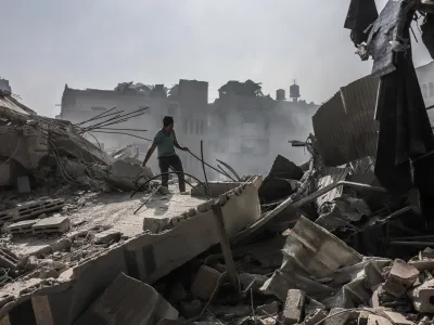 08 November 2023, Palestinian Territories, Gaza City: Palestinians inspect a destroyed building after an Israeli airstrike, amid ongoing battles between Israel and the Palestinian group Hamas. Photo: Mohammad Abu Elsebah/dpa