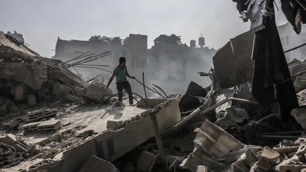 08 November 2023, Palestinian Territories, Gaza City: Palestinians inspect a destroyed building after an Israeli airstrike, amid ongoing battles between Israel and the Palestinian group Hamas. Photo: Mohammad Abu Elsebah/dpa