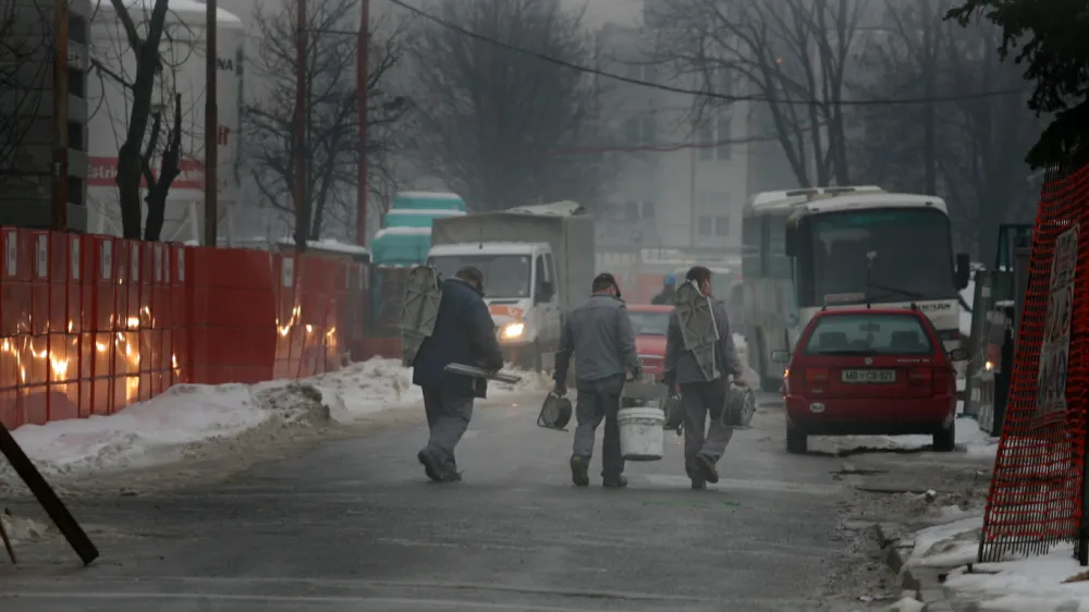 - Tuji gradbeni delavci v Sloveniji - migranti - //FOTO: Luka CjuhaOPOMBA: ZA OBJAVO V PRILOGI – DNEVNIKOV OBJEKTIV - REPORTAŽA