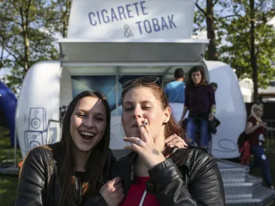 ﻿prodaja tobačnih izdelkov - cigarete - kajenje - -  - 5.5.2016 - Škisova tržnica - največja kulturno-zabavna prireditev za mlade, ki temelji na promociji slovenske kulture in kulinarike - študentska zabavaFOTO: Luka Cjuha.