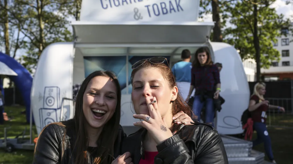 ﻿prodaja tobačnih izdelkov - cigarete - kajenje - -  - 5.5.2016 - Škisova tržnica - največja kulturno-zabavna prireditev za mlade, ki temelji na promociji slovenske kulture in kulinarike - študentska zabavaFOTO: Luka Cjuha.