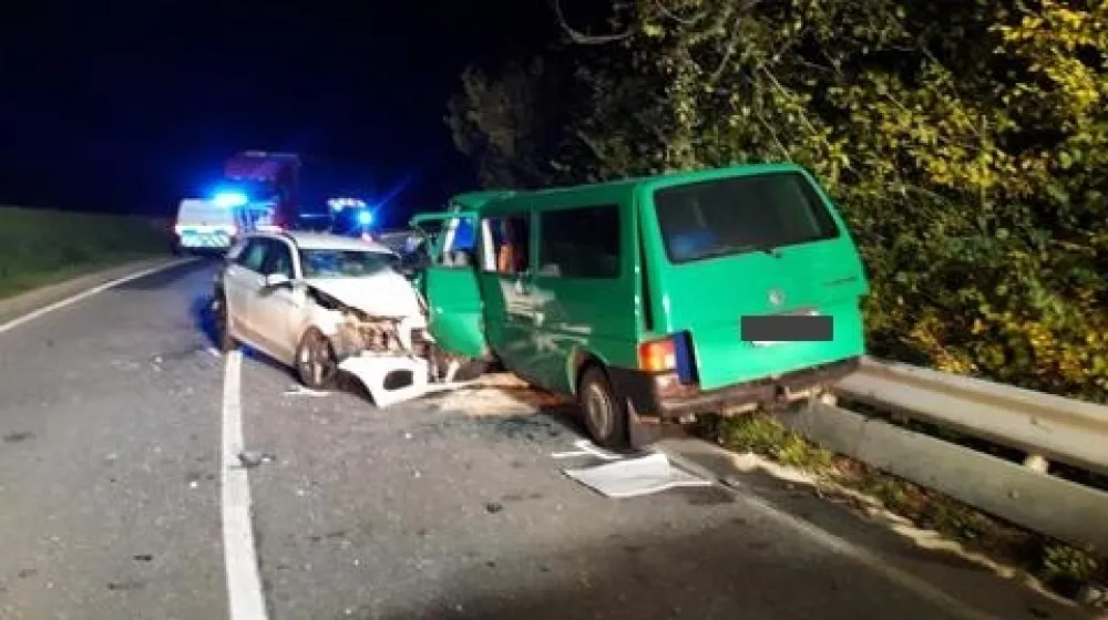 Pijani voznik je prehitev prek polne črte in se zabil v kombi, v katerem je umrla 75-letna sopotnica. F PU Novo mesto