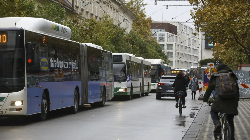 - 10.11.2023 – Slovenska cesta - promet - avtobus LPP //FOTO: Luka Cjuha