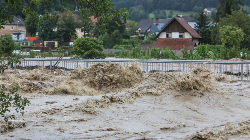 - Poplavljeno naselje Sorška cesta v Škofja Loki.- Deroča reka Sora.- 04.08.2023. Močno deževje in hude ujme so zajele vso Slovenijo in povzročile hude poplave, plazove in zastoje v prometu..//FOTO: Bojan Velikonja