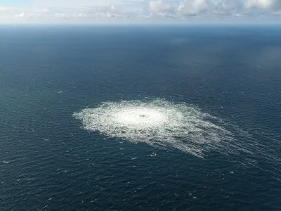 FILED - 27 September 2022, Denmark, Bornholm: This photo provided by the Danish Defense Command shows the Nord Stream 2 gas leak near Bornholm from the air. Investigators say they have found traces of explosives on a suspicious sailing yacht during investigations into explosions at the Nord Stream 1 and 2 gas pipelines. Photo: -/Danish Defence Command/dpa - ACHTUNG: Nur zur redaktionellen Verwendung im Zusammenhang mit der aktuellen Berichterstattung und nur mit vollständiger Nennung des vorstehenden Credits