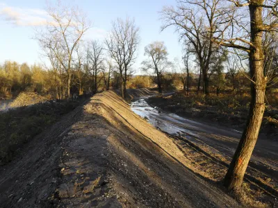 - 10.11.2023 – Sneberje - protipoplavni nasip ob reki Savi v bližini Sneberskega nabrežja //FOTO: Luka Cjuha