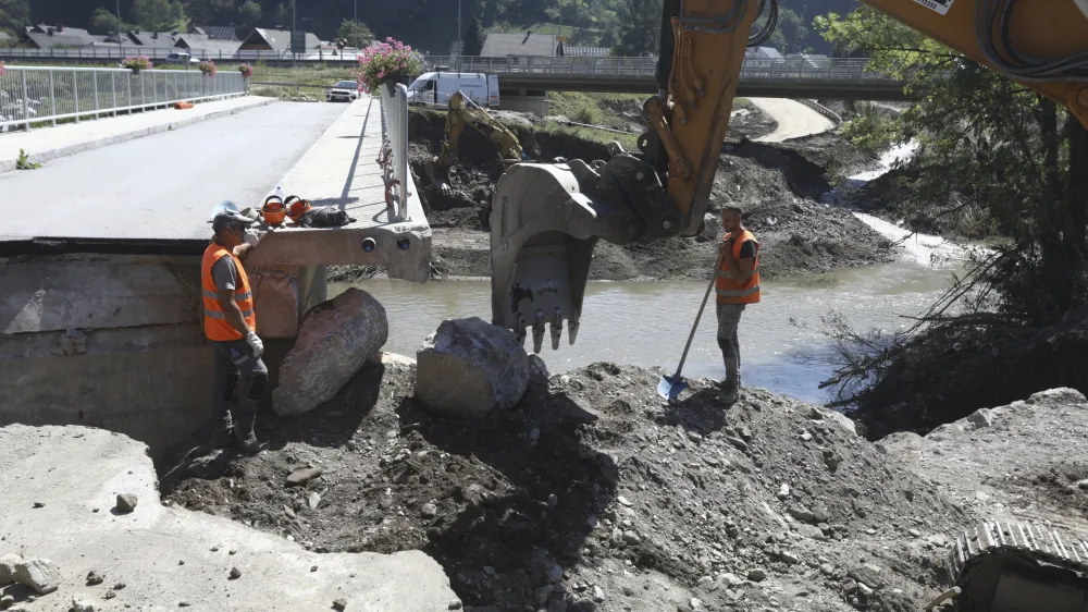 obnova mostu Poljanska sora- odpravljanje posledic poplav – sanacija škode -- 14.08.2023 - Dan solidarnosti in dela prost dan - najhujša naravna ujma v zgodovini Slovenije - prizadeti dve tretjini države - ujma - poplave – zemeljski plazovi – neurja – prostovoljci - //FOTO: Luka Cjuha